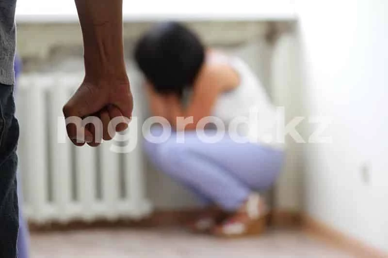 Певец Рахат Турлыханов избил жену, но она простила его в суде