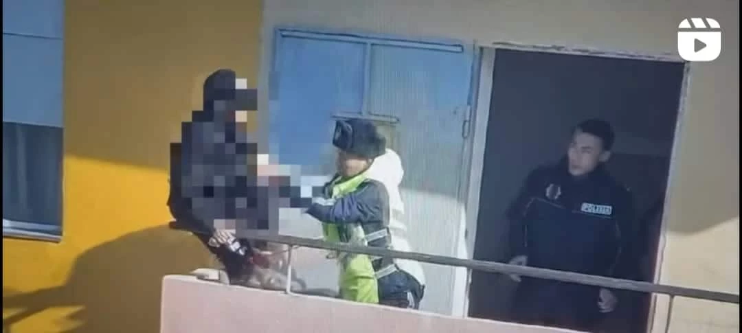 Девушка пыталась спрыгнуть с 15 этажа в Атырау