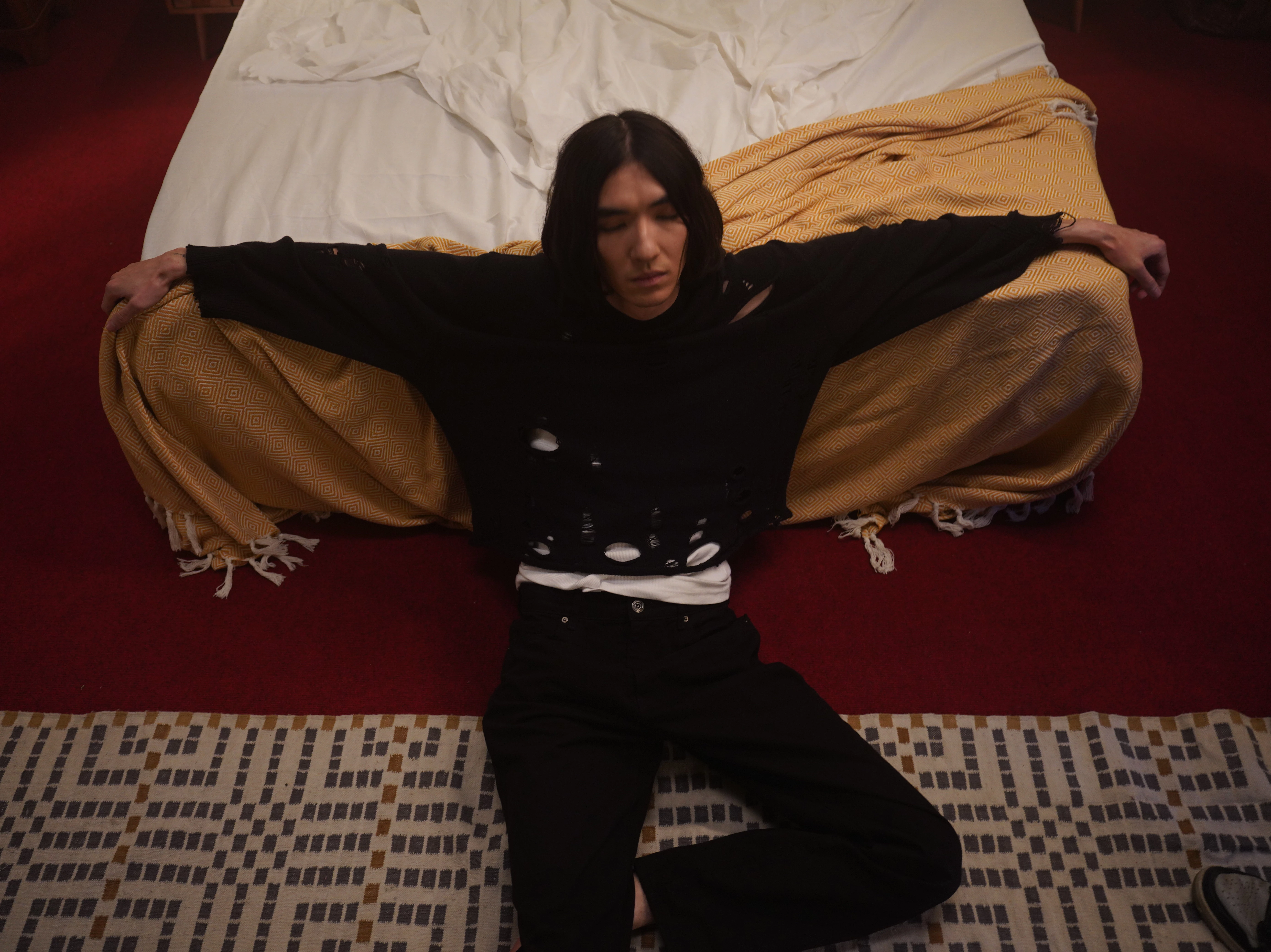 Герой плейлиста Искра Яндекс Музыки Armich выпустил клип с участием Софьи Аржаных, актрисы из сериала «Цикады»