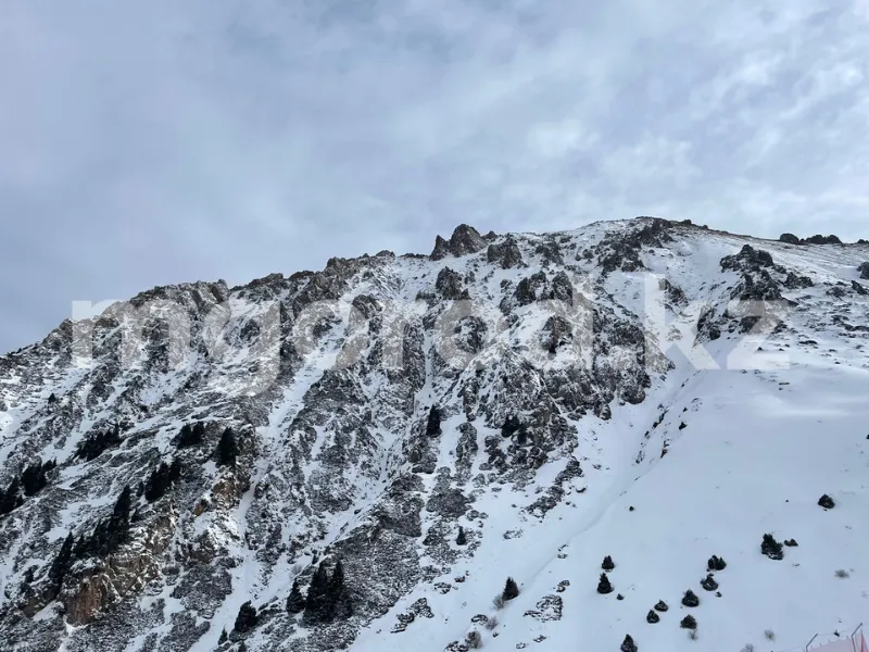 Контролируемый камнепад сняли на видео в Алматы