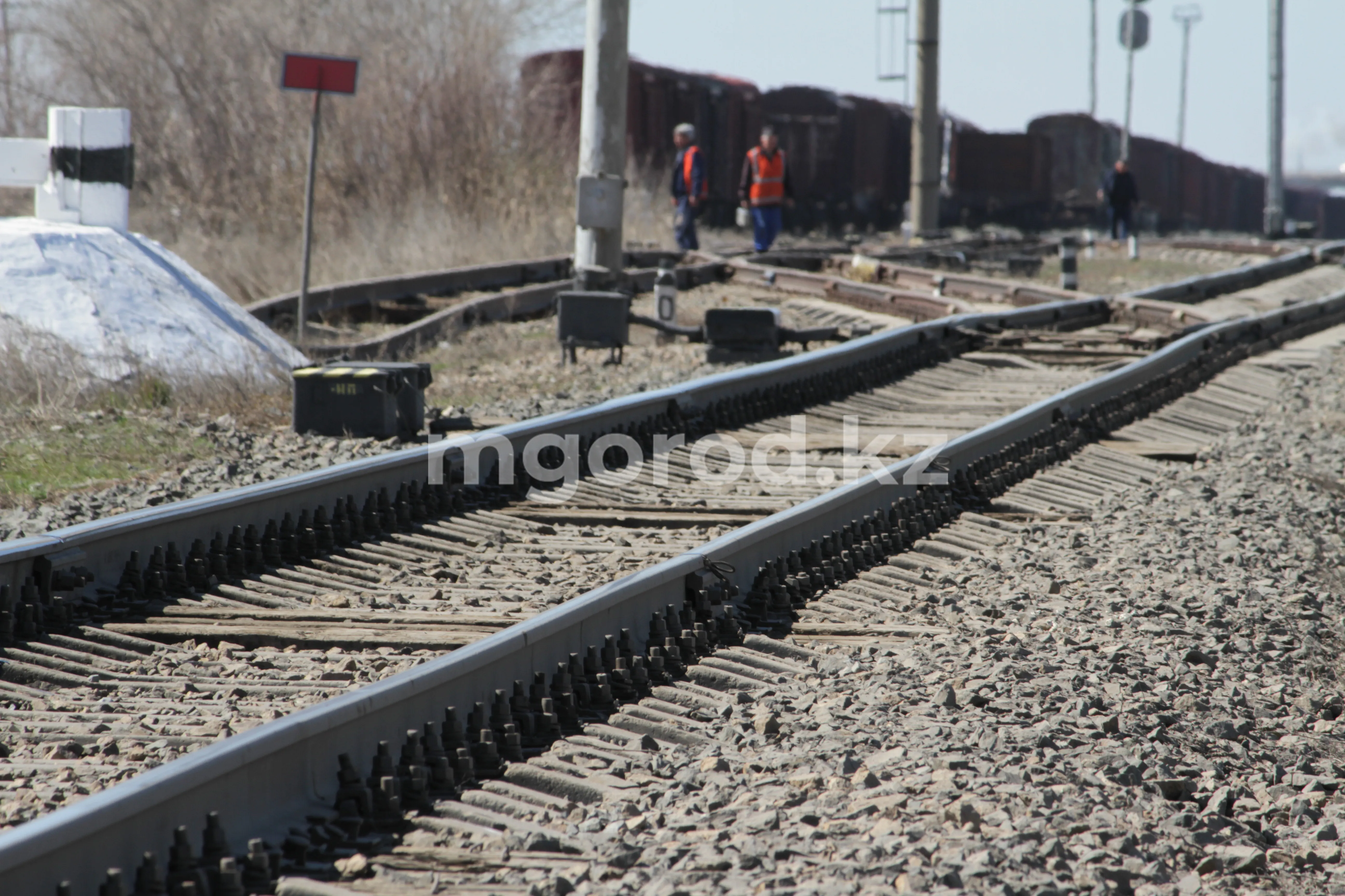 Мужчина попал под поезд в Уральске: врачам удалось спасти его