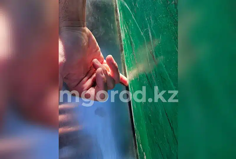 Ущерб возместили ребёнку в Уральске за отрезанный палец на детской площадке