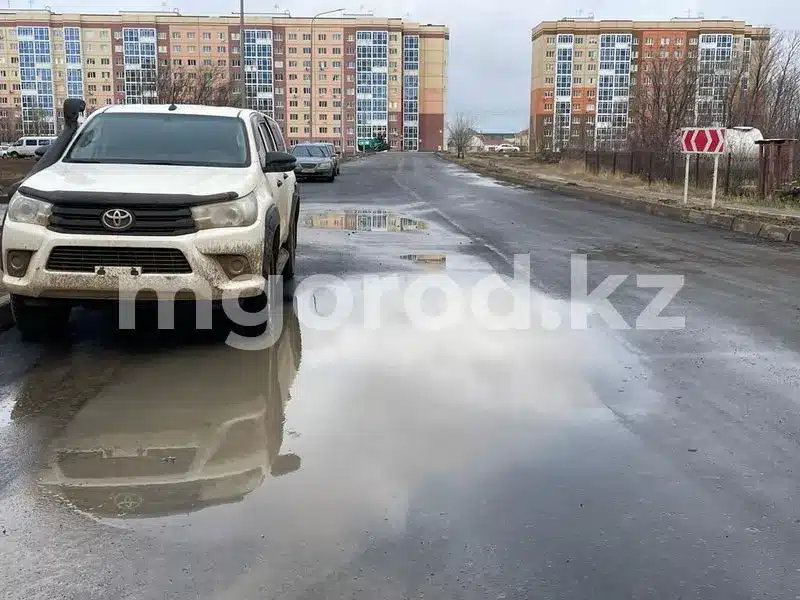 В Уральске на уложенном под дождём асфальте появились лужи