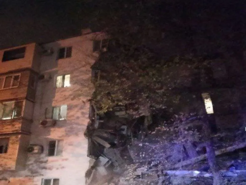 Часть дома обрушилась в Астрахани