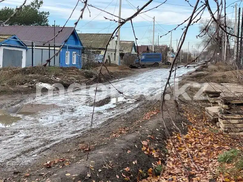 Устали жить в грязи: жители Уральска просят отремонтировать дорогу