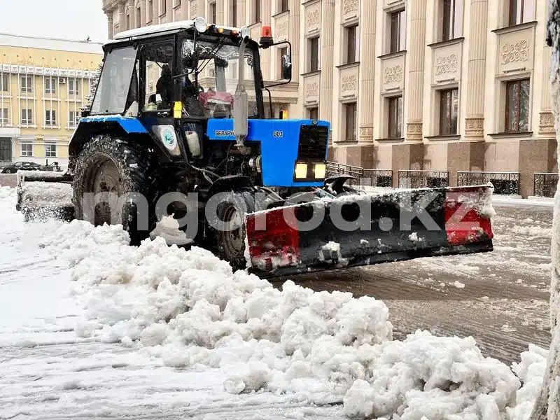 350 человек вышли на уборку снега в Уральске