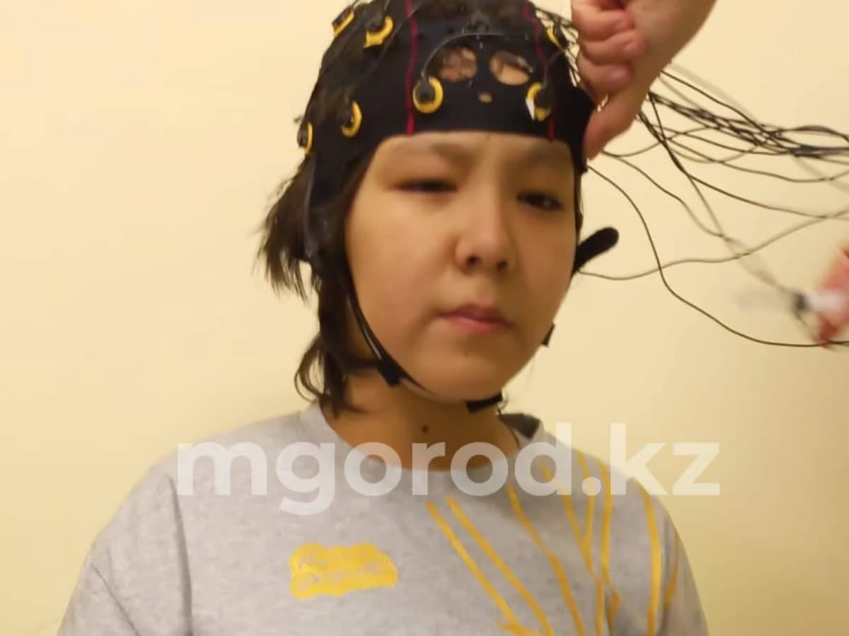 Девочку из Уральска каждые три месяца возят на реабилитацию