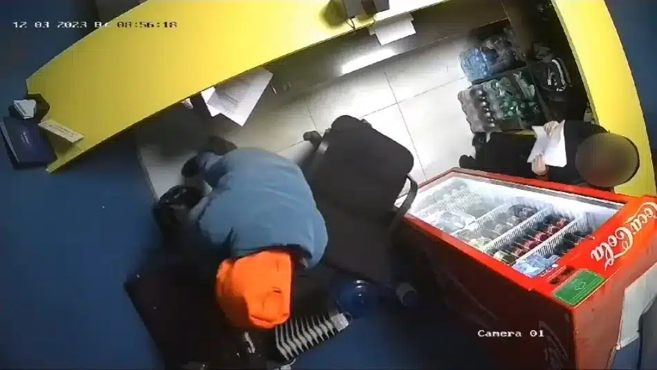 Мужчина с ножом напал на кассира букмекерской конторы в Атырау