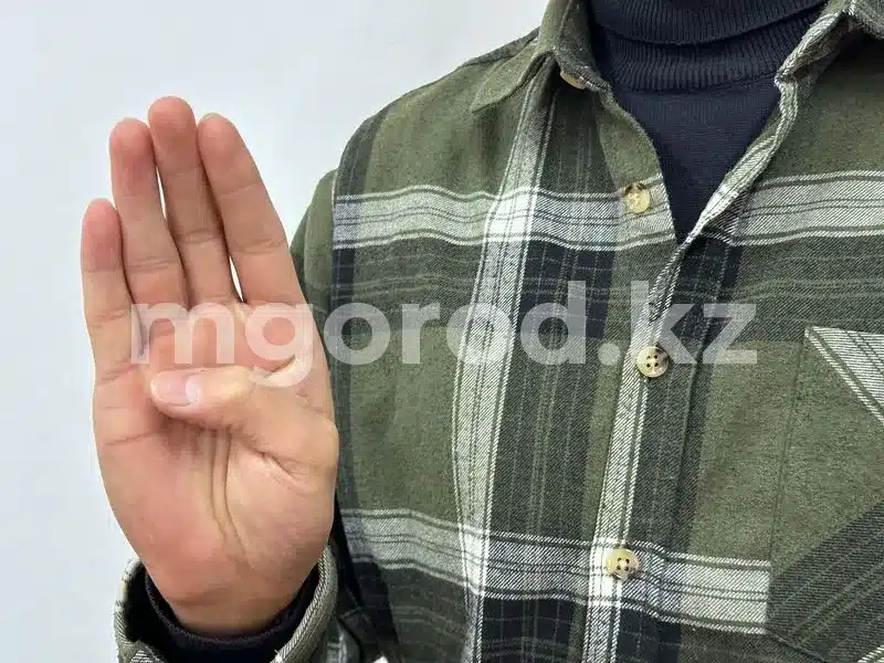 Актюбинца, подавшего жестом сигнал о помощи, спасла полицейская