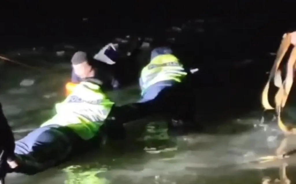 Два человека провалились под лёд в Атырауской области