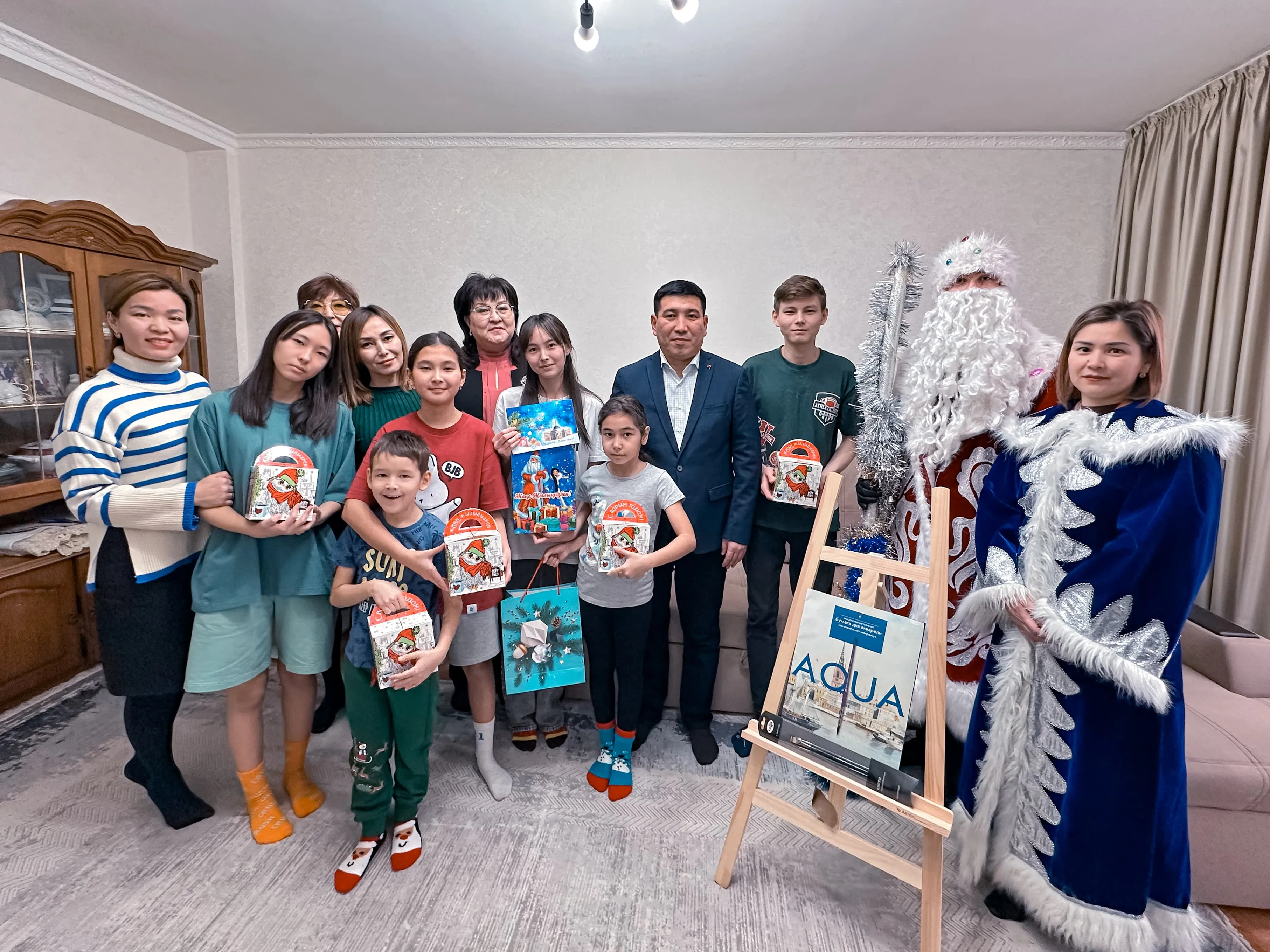 Аким Уральска вручил подарки детям, написавшим письмо президенту