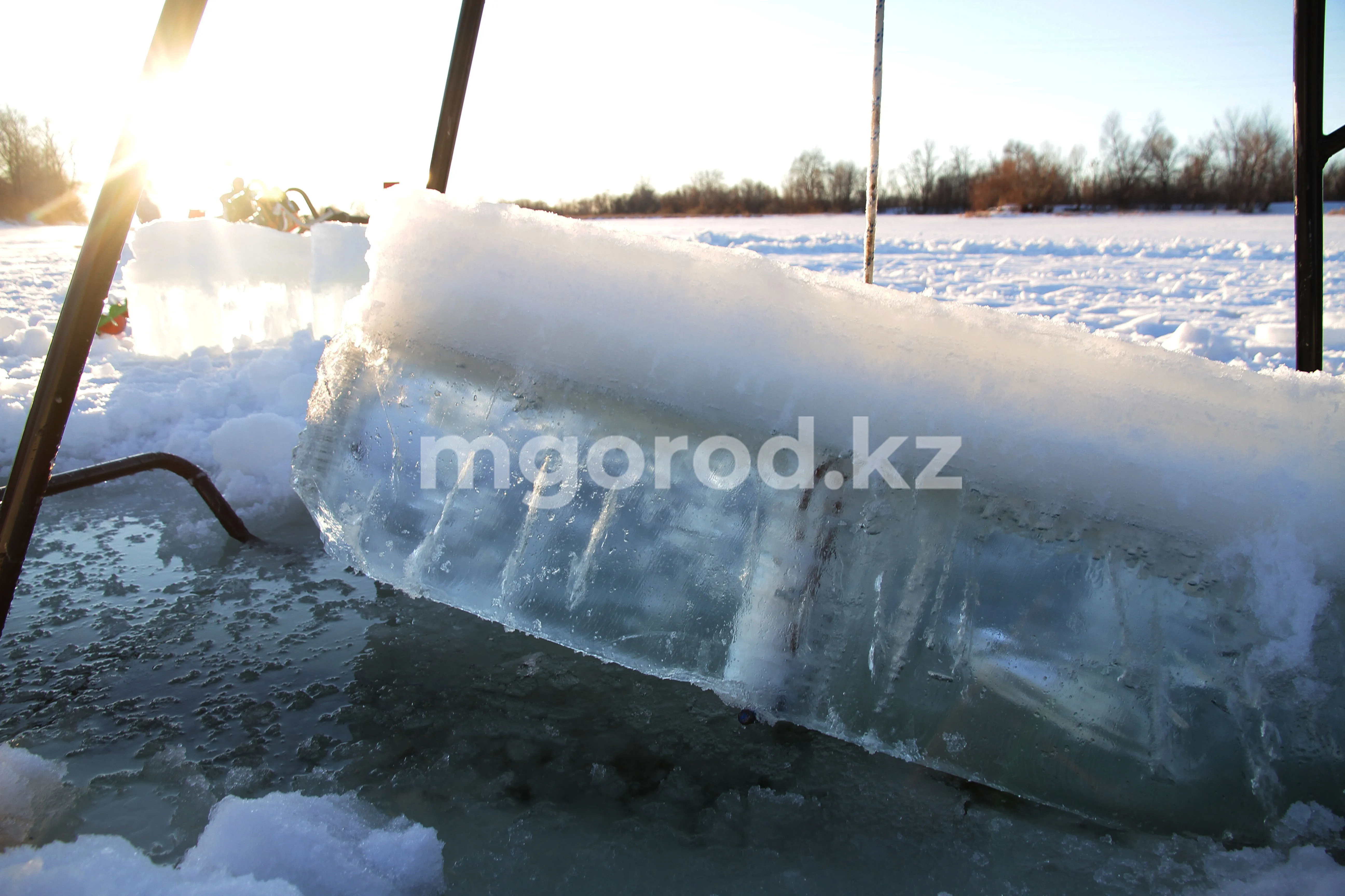 Девочка-подросток провалилась под лёд в Атырау