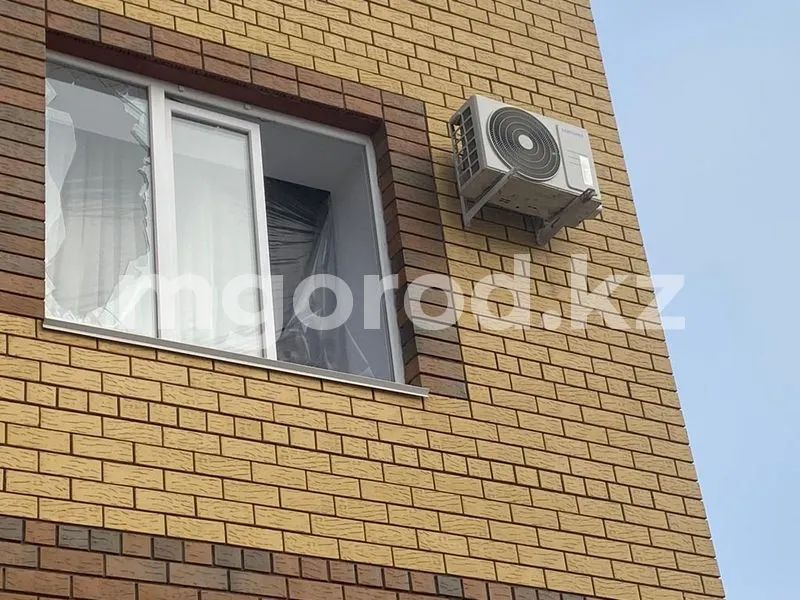 Выбитые во время взрыва в кафе Уральска стекла восстановит застройщик