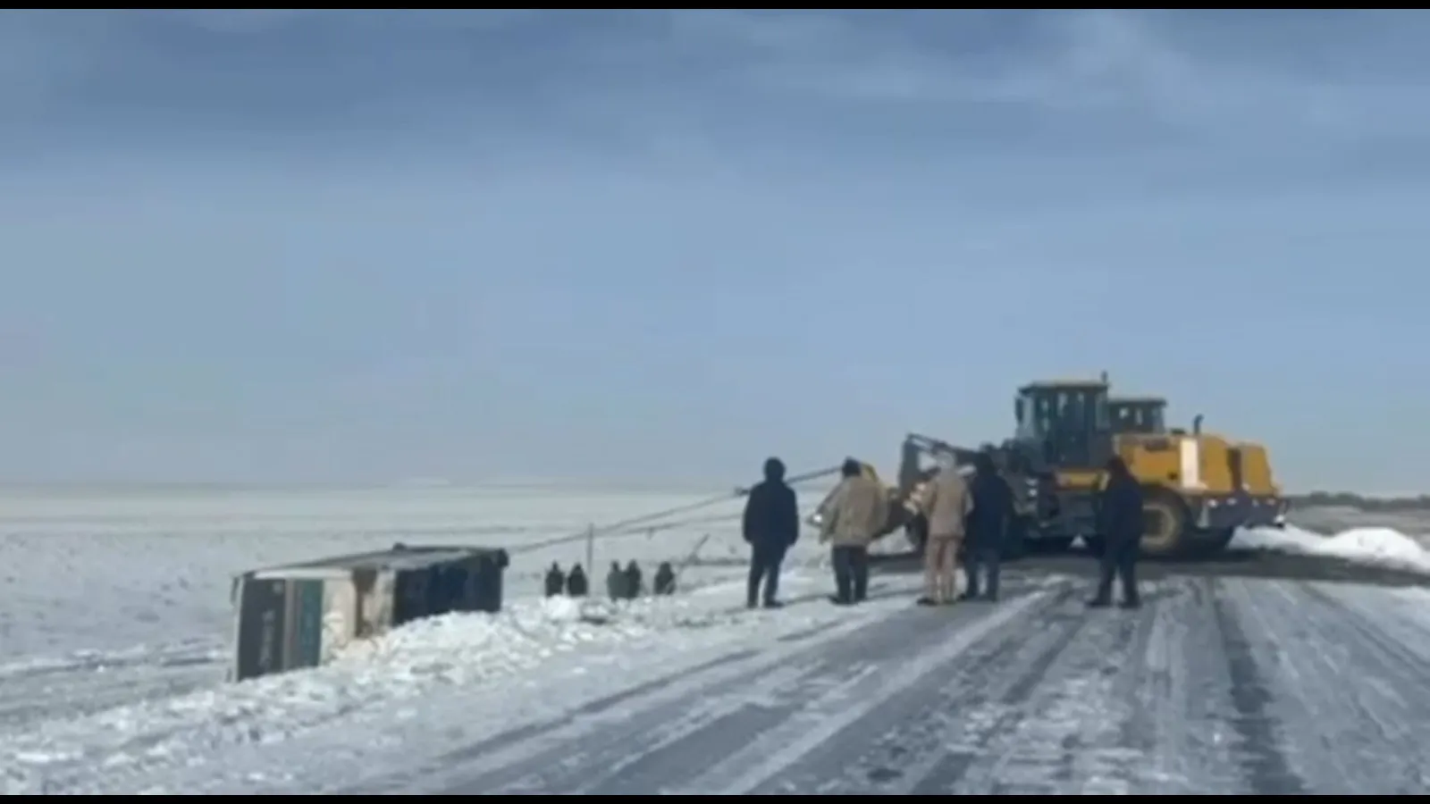 Автобус с 17 пассажирами слетел в кювет