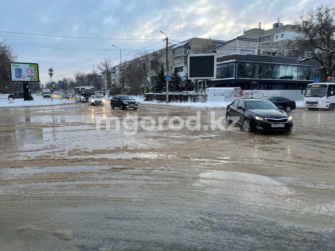 Две улицы подтопило в Уральске из-за аварии на трубопроводе