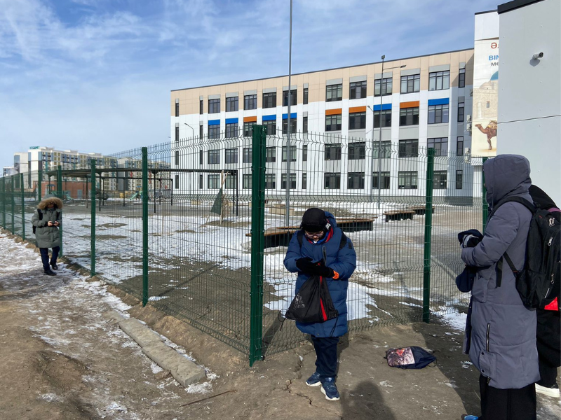 Атырауских школьников эвакуировали из-за сообщения о бомбе