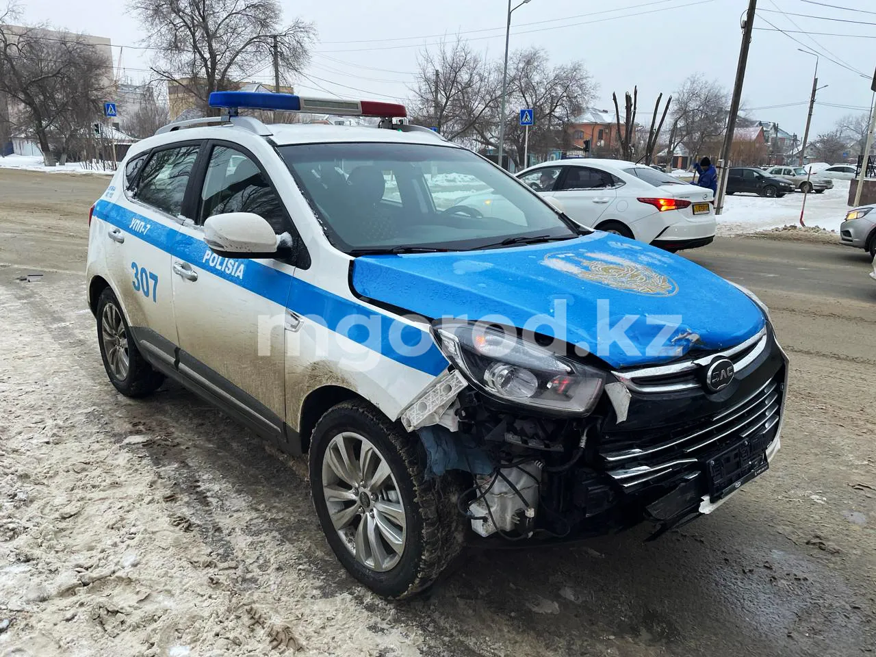 Полицейская машина попала в ДТП в Уральске