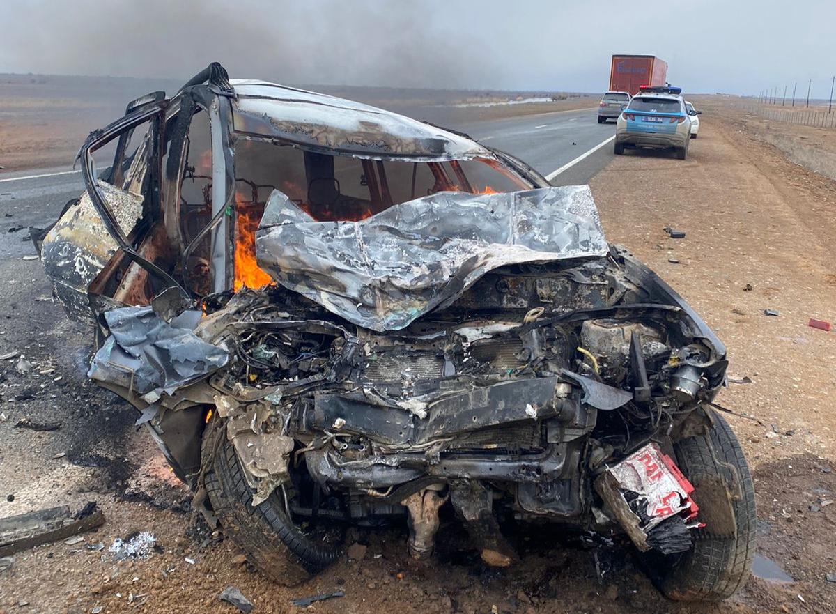 Два человека погибли на трассе в Атырауской области