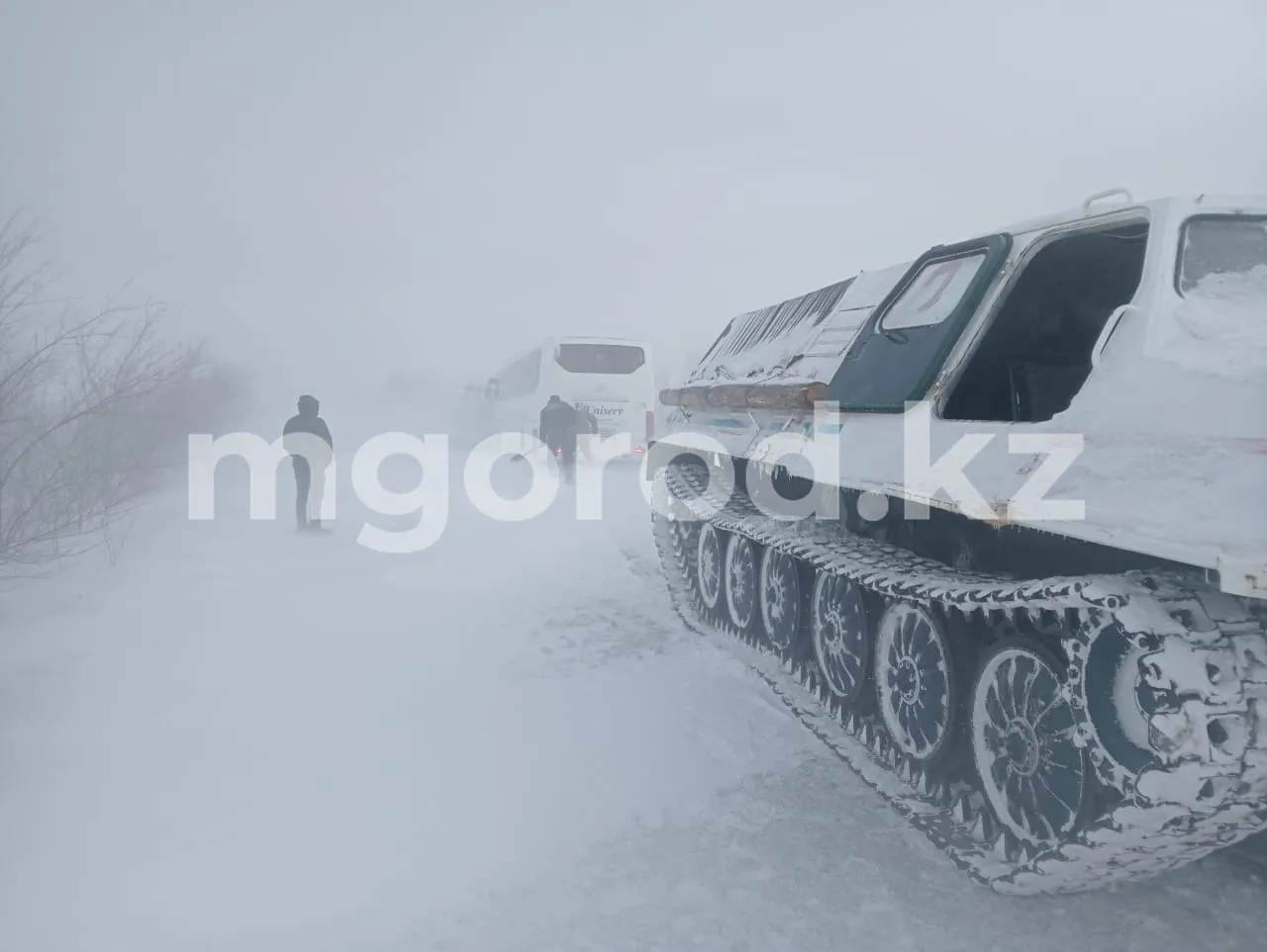 Бронированный тягач используют для эвакуации людей из снежных заторов в ЗКО