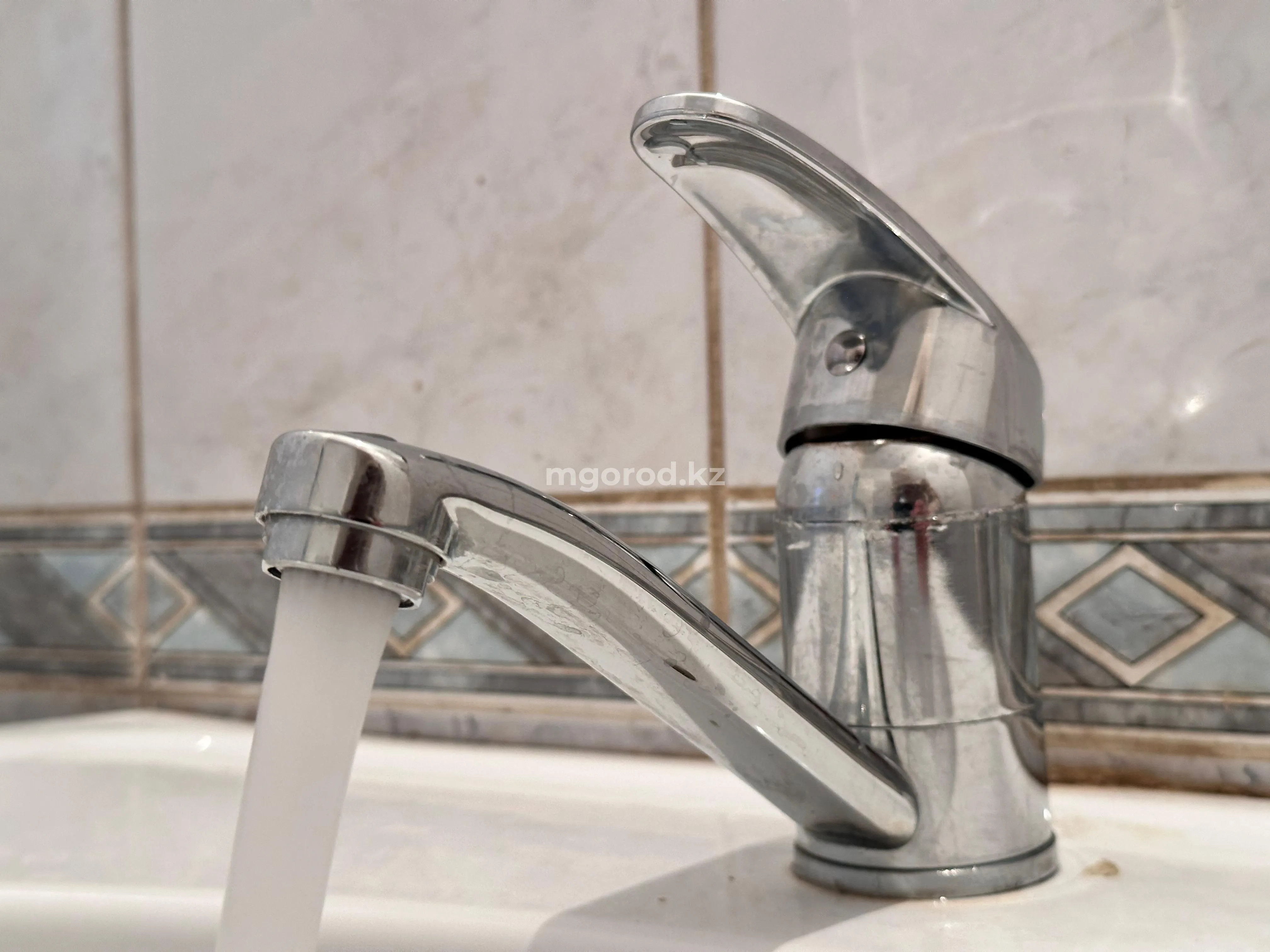 В части Уральска снизили давление воды из-за аварии