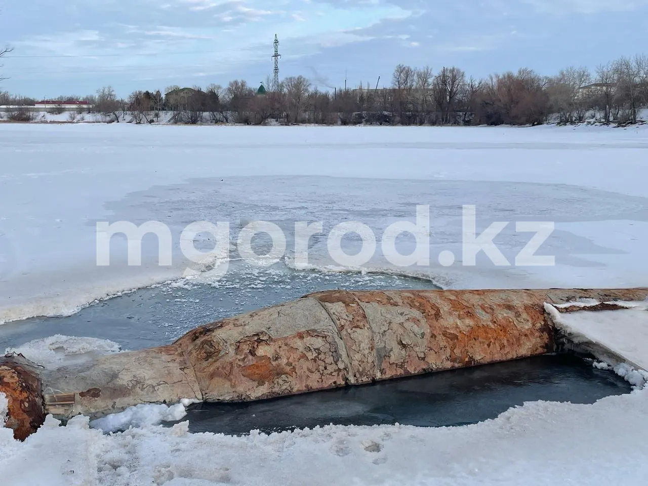 Вода бьёт фонтаном: порыв трубы на реке Чаган сняли на видео в Уральске