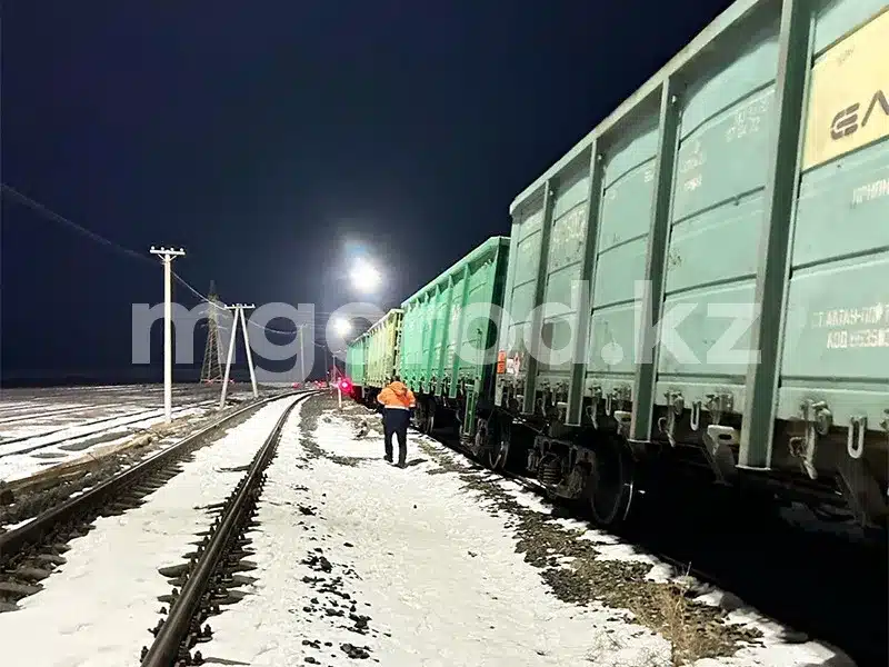 Вагоны с серой сошли с рельсов в Атырауской области