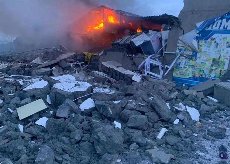 Взрыв газа разрушил магазин в Темиртау: под завалами остался мужчина