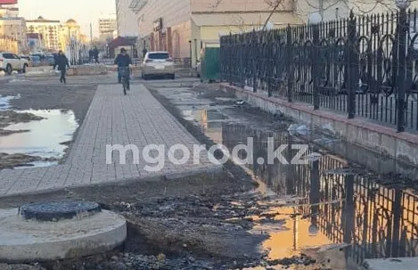 В центре Атырау фекалиями и сточными водами затопило подвал и часть улицы