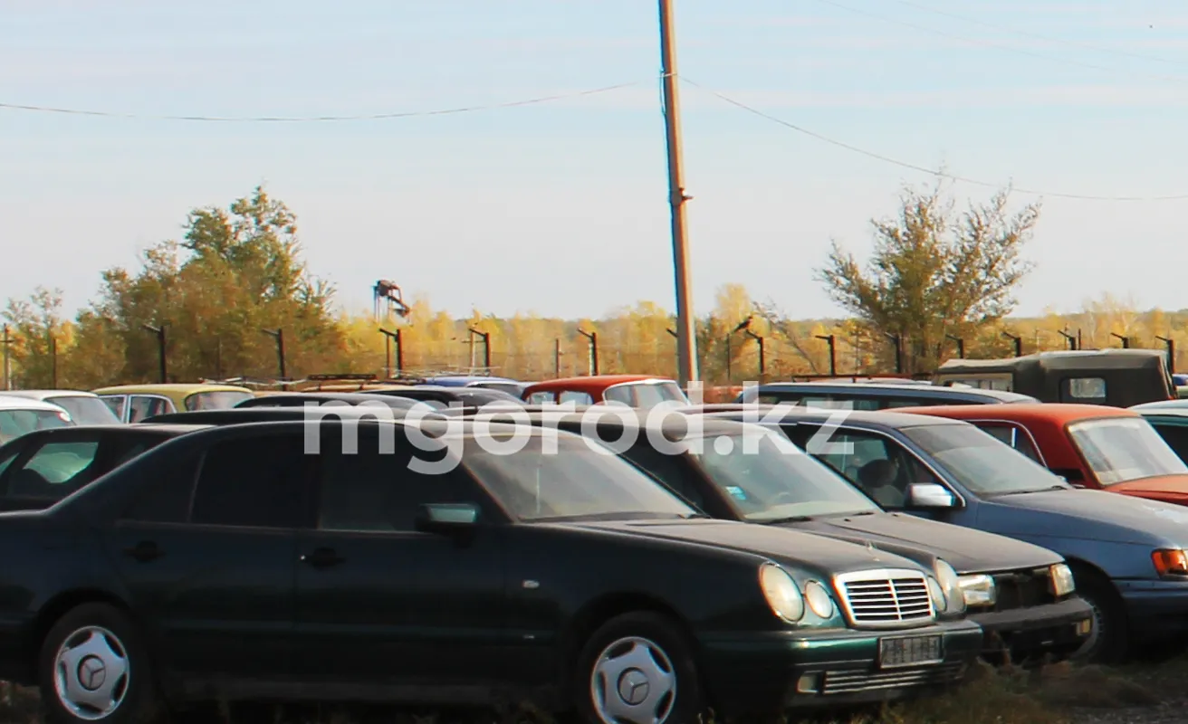 За долг в 77 млн тенге изъяли два внедорожника у жителя ЗКО