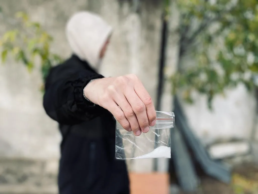 Жителя ЗКО осудили на 10 лет за продажу наркотиков в Атырау