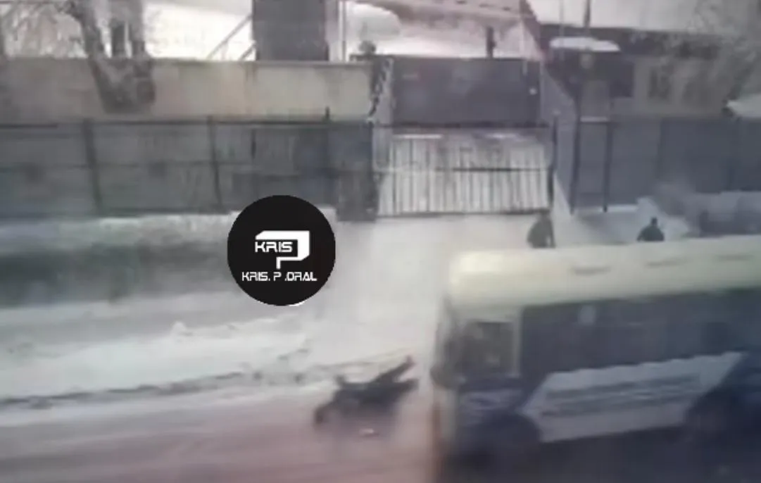 Пассажирский автобус сбил женщину на пешеходном переходе в Уральске