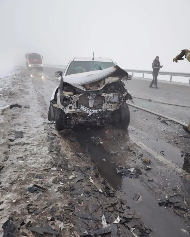 Не уступил дорогу: очередное ДТП на трассе Уральск-Атырау