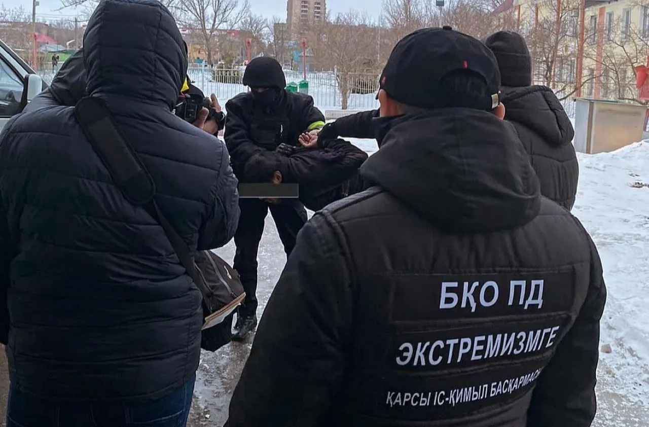 Приверженца религиозного течения задержали за вымогательство в Уральске