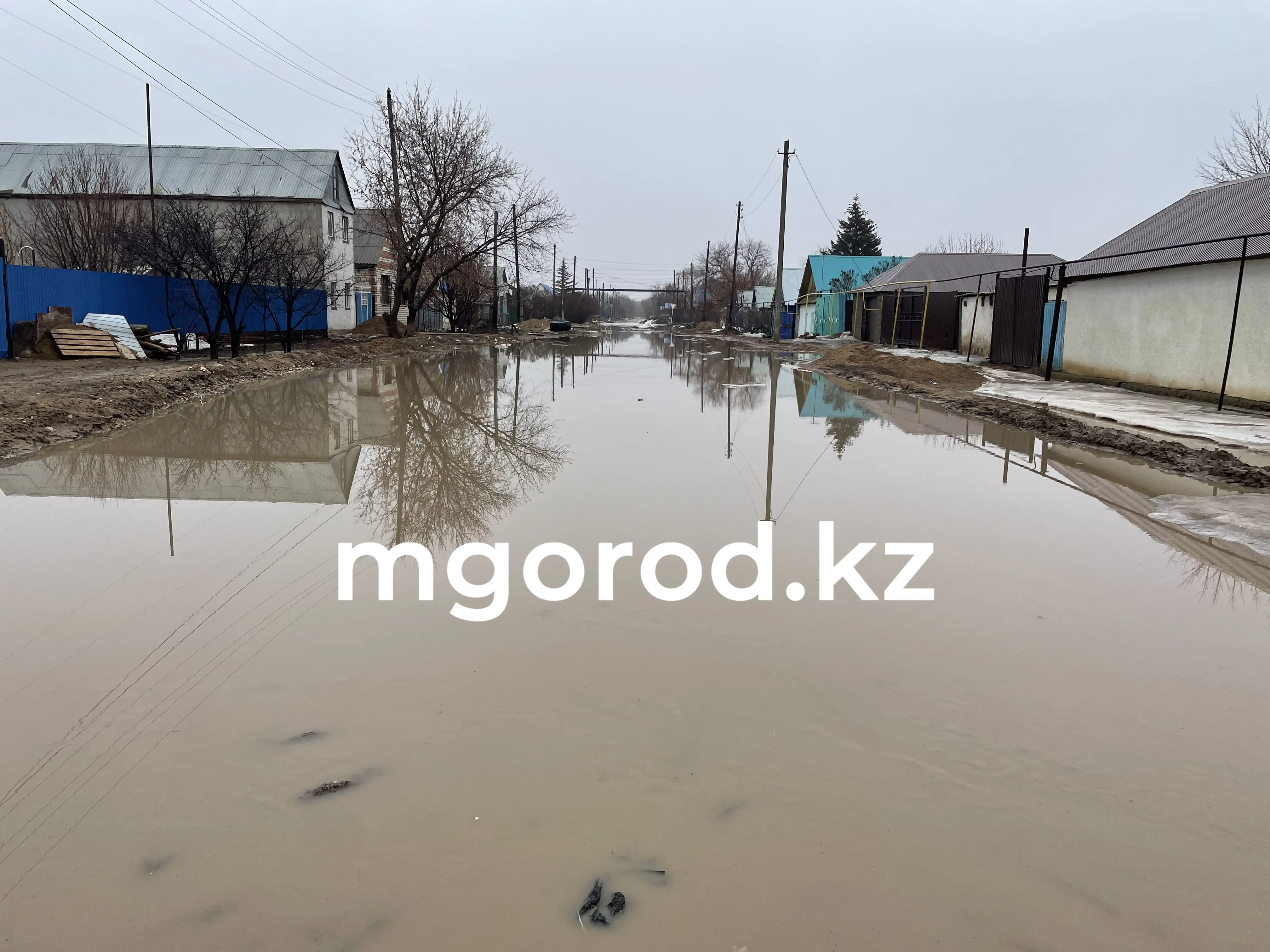 Больница, вокзал, акимат: в Уральске затопило подвалы соцобъектов и дома