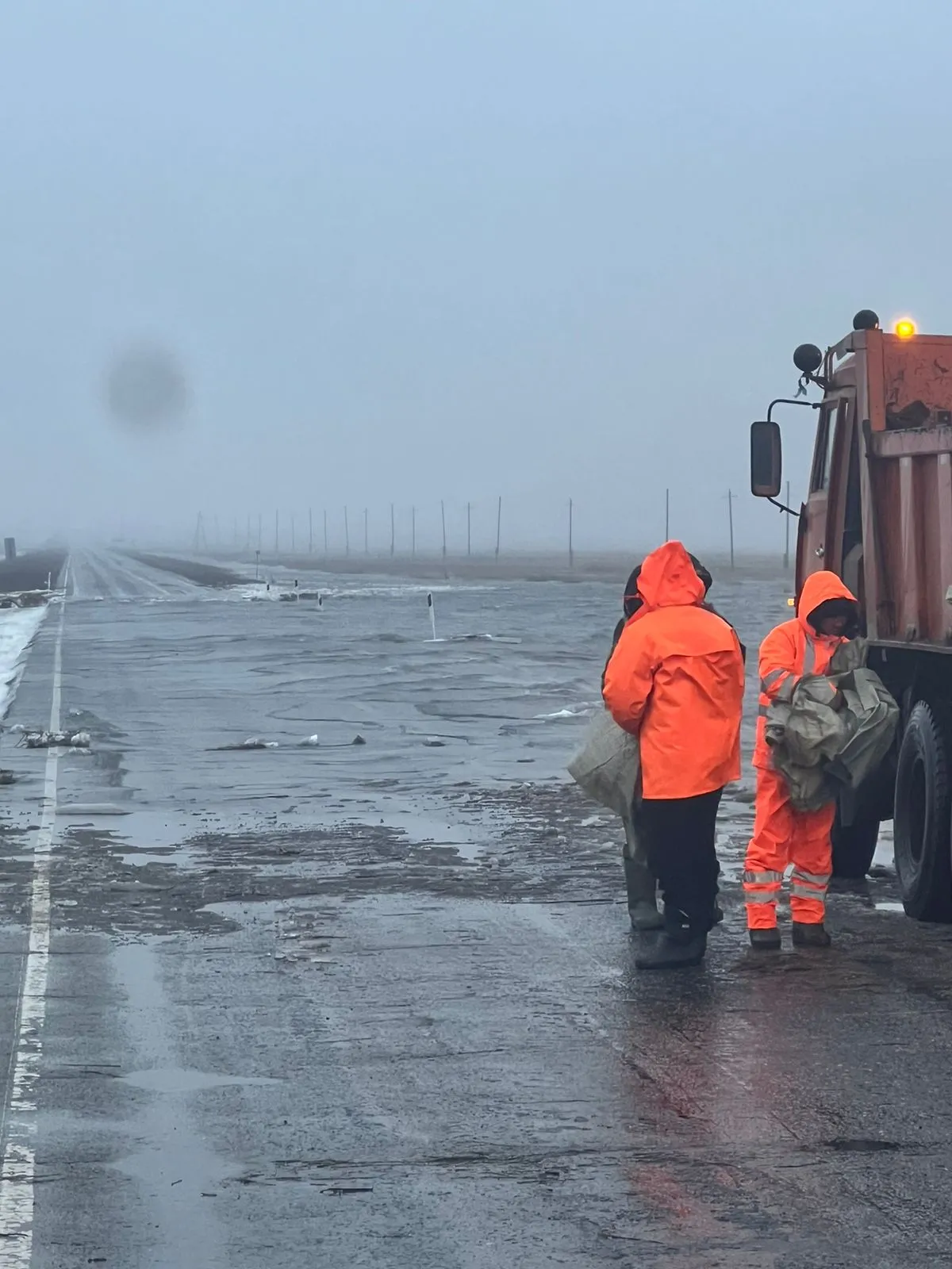 Перелив талой воды происходит на трассе Самара-Шымкент в ЗКО