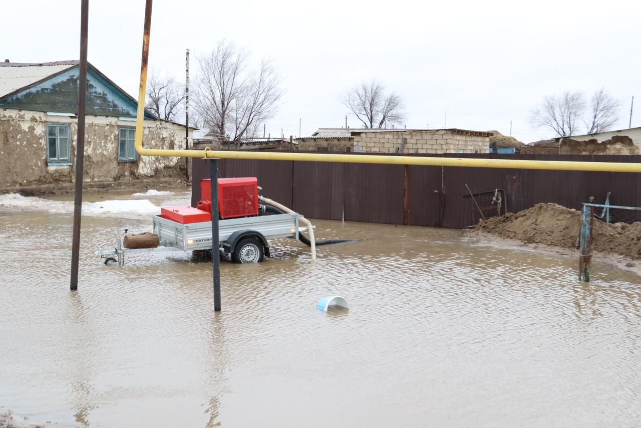 Около тысячи человек ведут противопаводковые работы в ЗКО