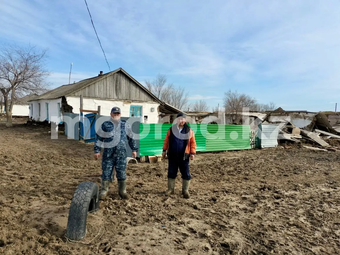 Паводок в ЗКО: подтопленные дома охраняют полицейские