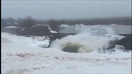 В ЗКО произошел перелив на плотине