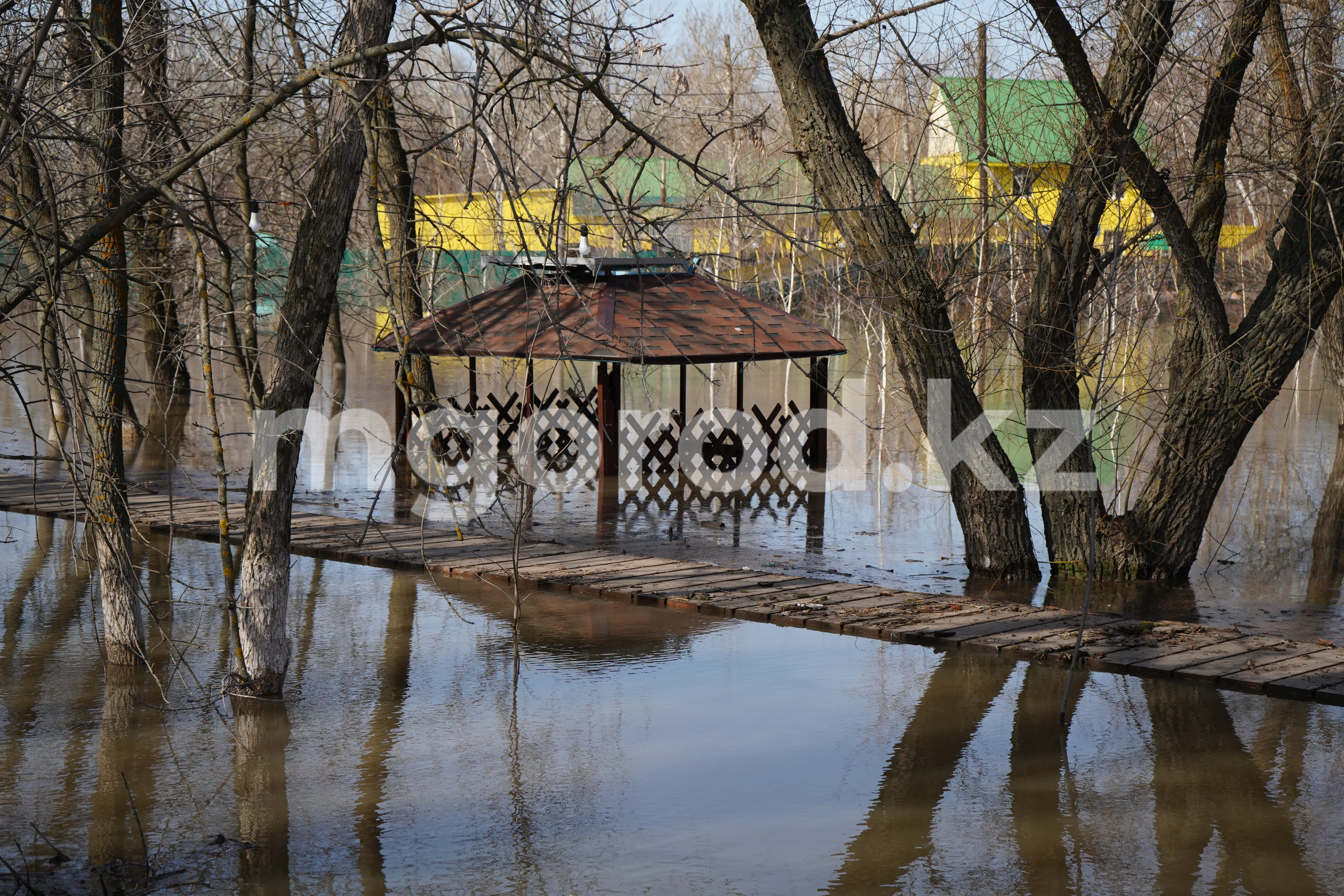 Паводок в ЗКО: городской парк отключили от электроснабжения