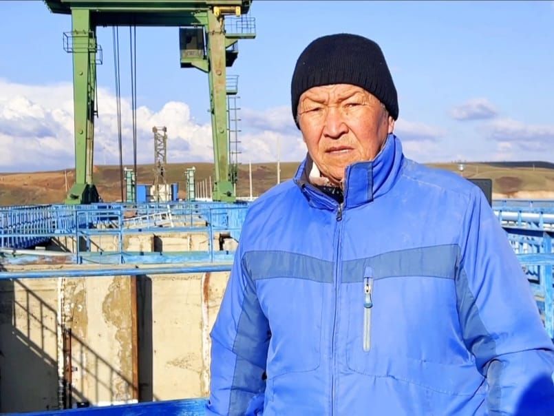 Пенсионер-крановщик из Актобе помог специалистам &quot;Казводхоза&quot; открыть шлюз на водохранилище