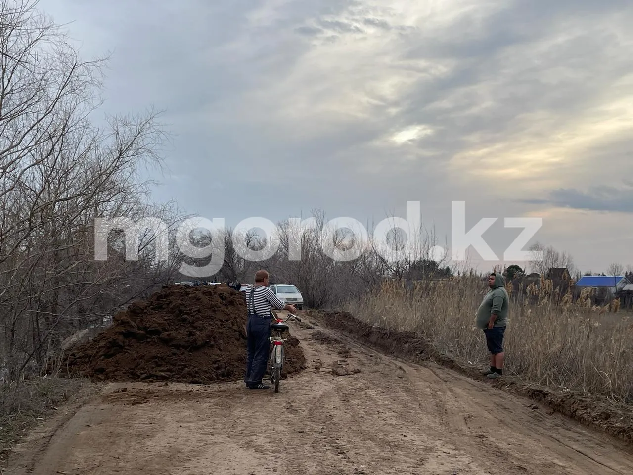 Скандал разразился между жителями двух дачных обществ Уральска