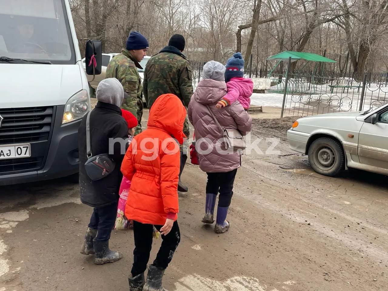 Женщины и дети должны покинуть город - фейк распространяют в Атырау