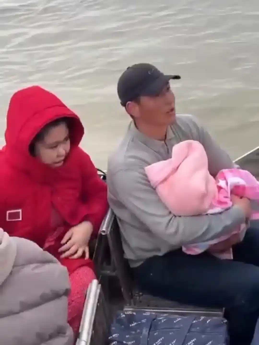Из роддома на лодке встречал семью спасатель из Актюбинской области