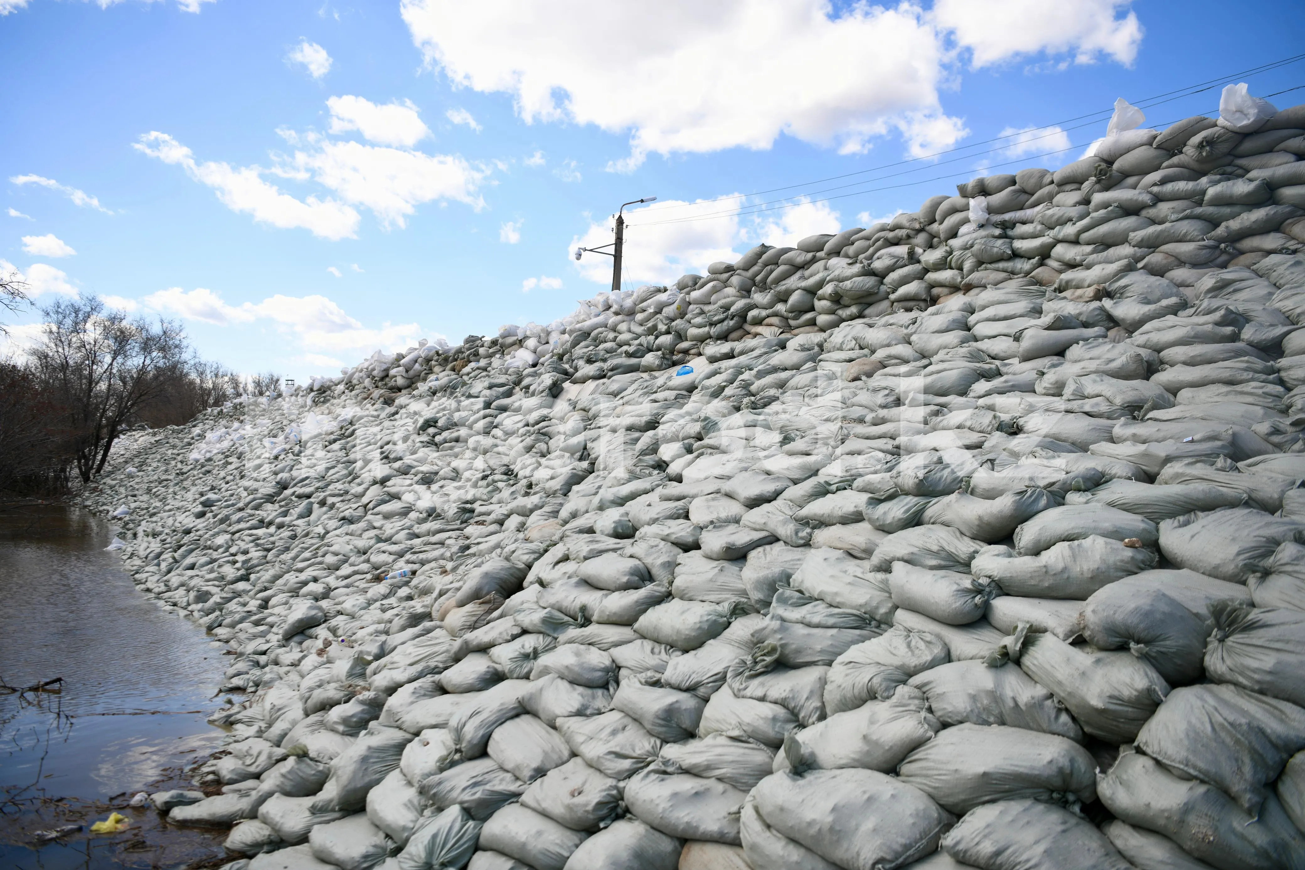 100 км защитных дамб построили вдоль реки Урал в ЗКО