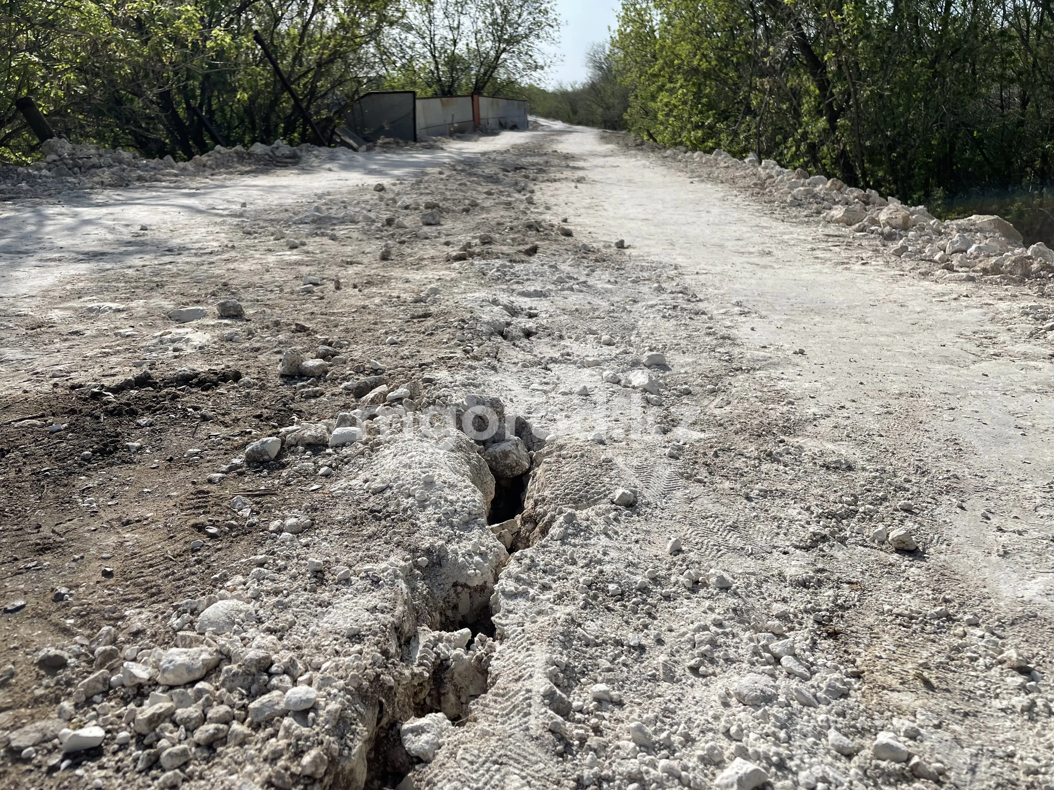 Укрепленная дамба треснула в Уральске