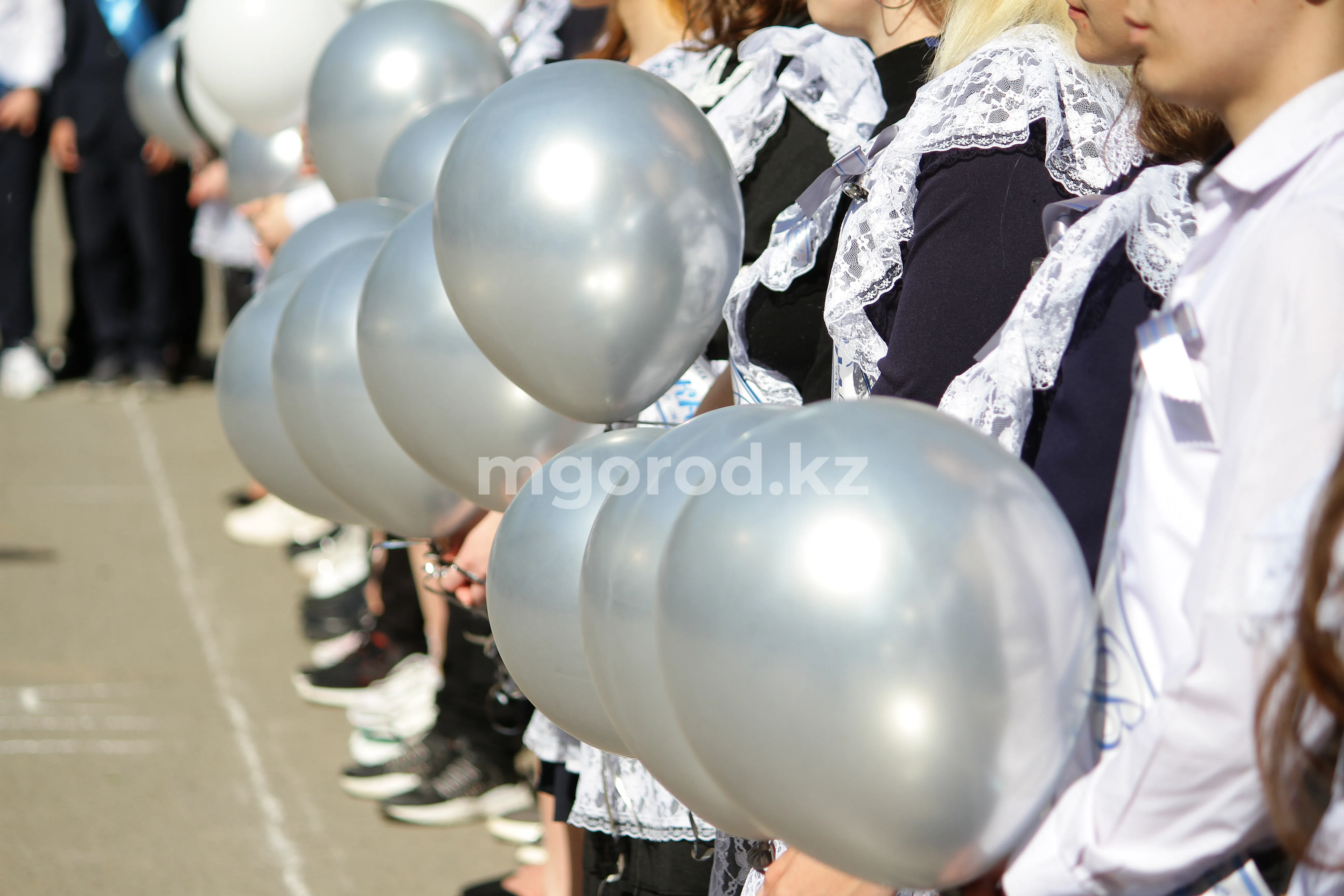Сбор денег и пышные банкеты запретили казахстанским выпускникам