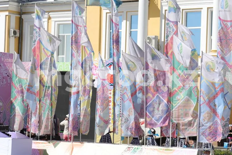 Токаев поздравил казахстанцев с Днём единства народа