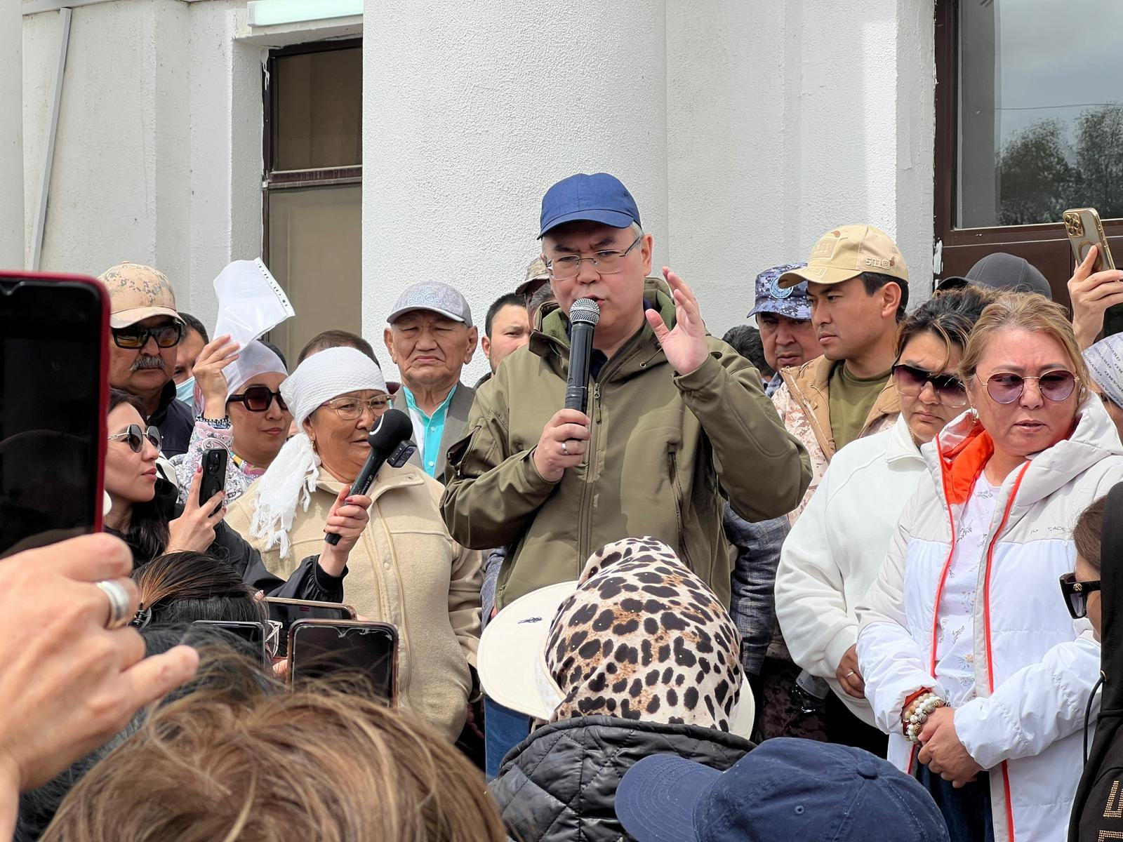 Аким Атырауской области встретился с бастующими жителями Кульсары