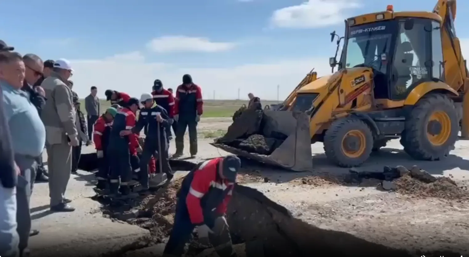Дорожное полотно провалилось на трассе Атырау-Индер