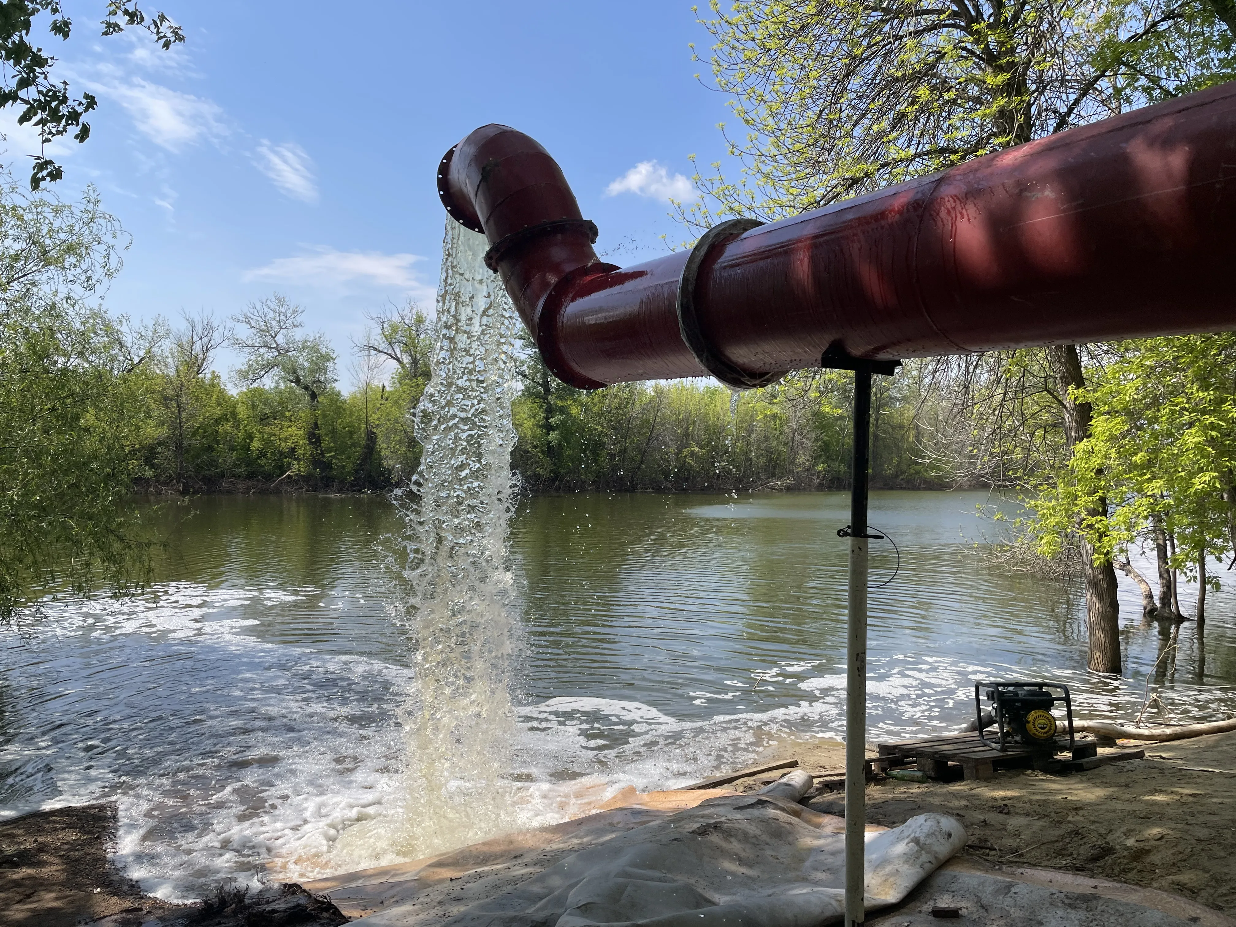 Как откачивают воду с затопленных дачных обществ Уральска